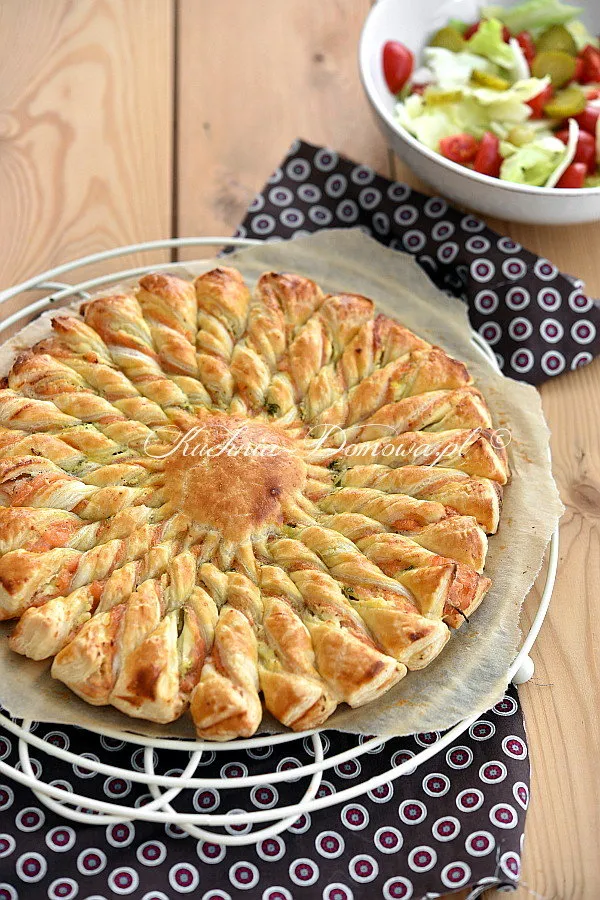 Słońce z ciasta francuskiego z serkiem i łososiem Słońce z ciasta francuskiego z serkiem i łososiem