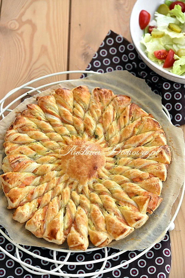 Słońce z ciasta francuskiego z serkiem i łososiem Słońce z ciasta francuskiego z serkiem i łososiem