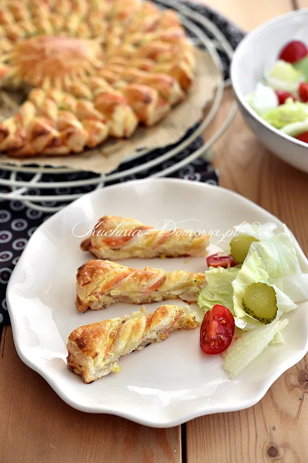 Słońce z ciasta francuskiego z serkiem i łososiem Słońce z ciasta francuskiego z serkiem i łososiem