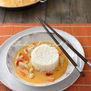 Kurczak w sosie z czerwonego curry z mlekiem kokosowym po tajsku