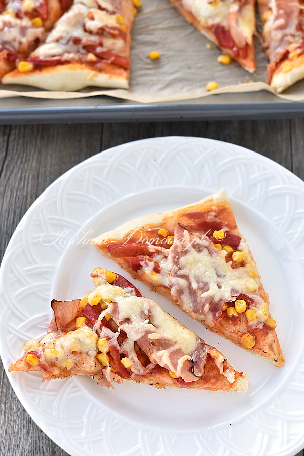 Pizza z szynką, papryką i kukurydzą Pizza z szynką, papryką i kukurydzą
