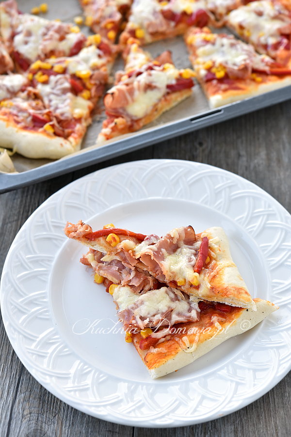 Pizza z szynką, papryką i kukurydzą Pizza z szynką, papryką i kukurydzą