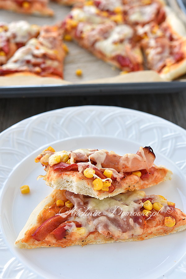 Pizza z szynką, papryką i kukurydzą Pizza z szynką, papryką i kukurydzą