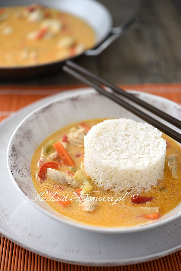 Kurczak w sosie z czerwonego curry z mlekiem kokosowym po tajsku Kurczak w sosie z czerwonego curry z mlekiem kokosowym po tajsku
