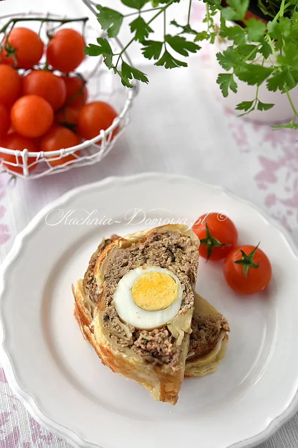 Pieczeń rzymska z jajkami w cieście francuskim Pieczeń rzymska z jajkami w cieście francuskim