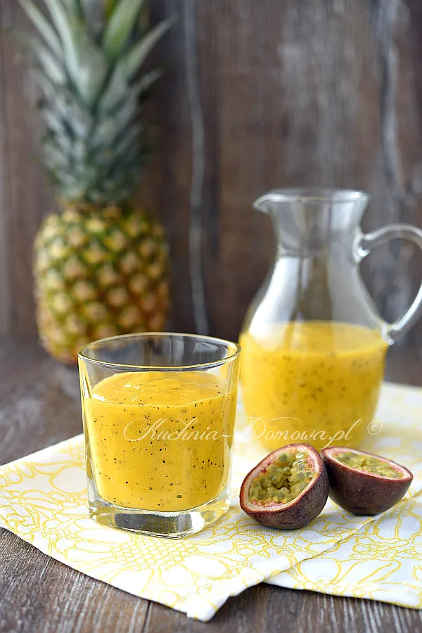 Smoothie z mango, ananasem i marakują Smoothie z mango, ananasem i marakują