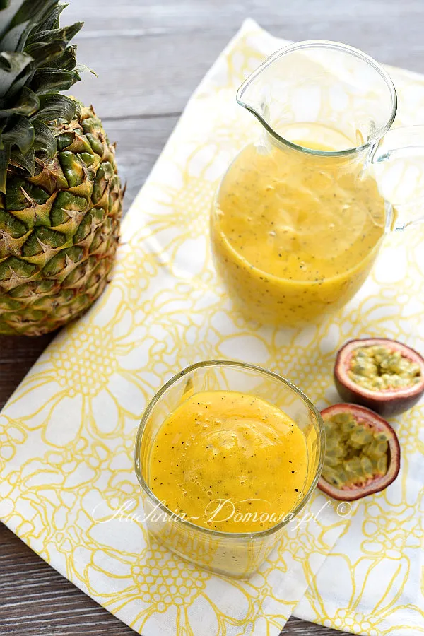 Smoothie z mango, ananasem i marakują Smoothie z mango, ananasem i marakują